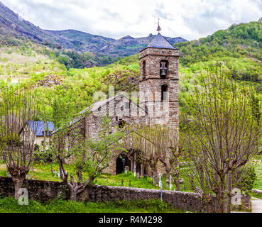 Kirche und Friedhof des Dorfes Zahara de los Atunes, Katalonien, Spanien, stammen aus der Romanik Stockfoto