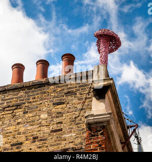 Pink Mushroom von Christiaan Nagel. Street Art in London Stockfoto