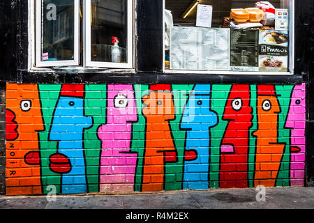 Street Art von NOIR in London an der Wand von Francos Take Away Menu. Stockfoto