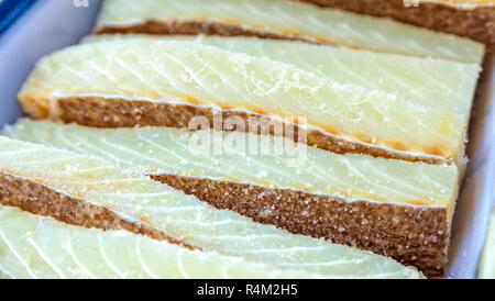 Getrockneter Stockfisch am Marktstand. Stockfoto