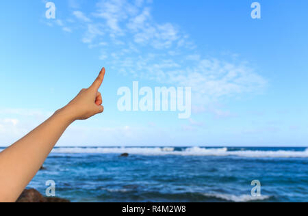 Hand gegen einen blauen Himmel Hintergrund Stockfoto