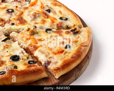 Stück Pizza mit Garnelen, isoliert Stockfoto