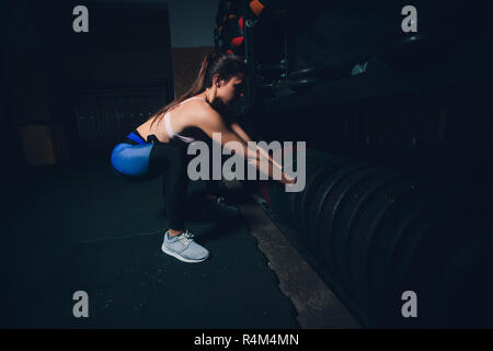 Sport, Fitness, Gewichtheben und Ausbildungskonzept Gruppe von Menschen mit den Kettlebells und Herzfrequenz Tracker das Trainieren im Fitnessstudio. Stockfoto