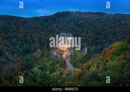 Burg Eltz in der Dämmerung - berühmte Höhenburg im Wald Hügeln oberhalb der Mosel zwischen Koblenz und Trier, Deutschland verschachtelt Stockfoto