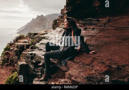 Weibliche Touristen entspannen Auf Rocky Mountain und die herrliche Aussicht. Schöne Frau ruht auf Berg und die Aussicht. Stockfoto