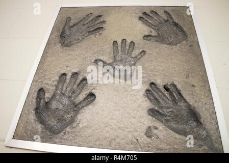 Legacy Park ist eine riesige, öffentliche Einrichtung in Alachua, Florida. Öffentliche Kunstwerke der Hände auf den Veranstaltungsort. Stockfoto