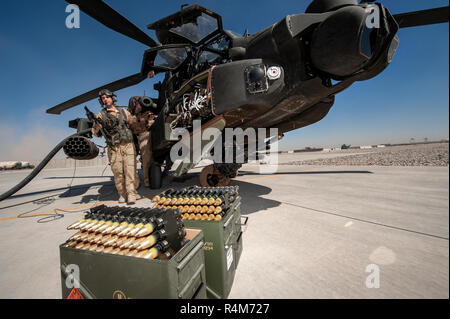 Bastion, Helmand/Afghanistan - ca. 2010: AH 64 Longbow Apache Kampfhubschrauber British Army Air Corp, ​ während des Betriebs Herrick Stockfoto