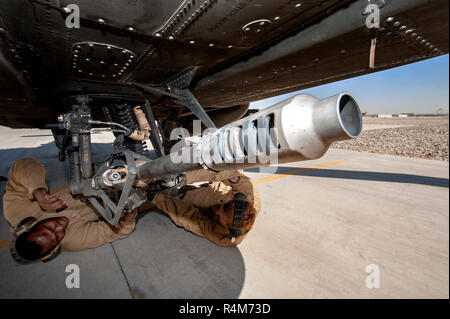 Bastion, Helmand/Afghanistan - ca. 2010: AH 64 Longbow Apache Kampfhubschrauber British Army Air Corp, ​ während des Betriebs Herrick Stockfoto