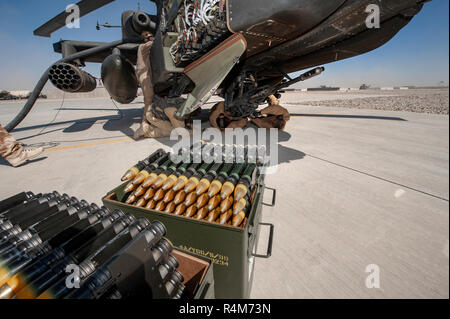 Bastion, Helmand/Afghanistan - ca. 2010: AH 64 Longbow Apache Kampfhubschrauber British Army Air Corp, ​ während des Betriebs Herrick Stockfoto