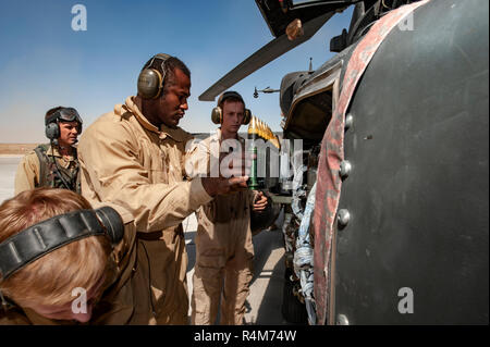 Bastion, Helmand/Afghanistan - ca. 2010: AH 64 Longbow Apache Kampfhubschrauber British Army Air Corp, ​ während des Betriebs Herrick Stockfoto