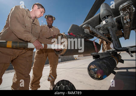 Bastion, Helmand/Afghanistan - ca. 2010: AH 64 Longbow Apache Kampfhubschrauber British Army Air Corp, ​ während des Betriebs Herrick Stockfoto