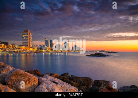 Skyline von Tel Aviv. Stadtbild Bild von Tel Aviv, Israel während des Sonnenuntergangs. Stockfoto