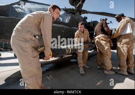 Bastion, Helmand/Afghanistan - ca. 2010: AH 64 Longbow Apache Kampfhubschrauber British Army Air Corp, ​ während des Betriebs Herrick Stockfoto