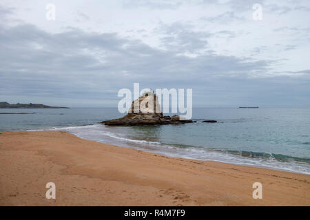 Rock in den Strand von El Camello in Santander, Spanien Stockfoto