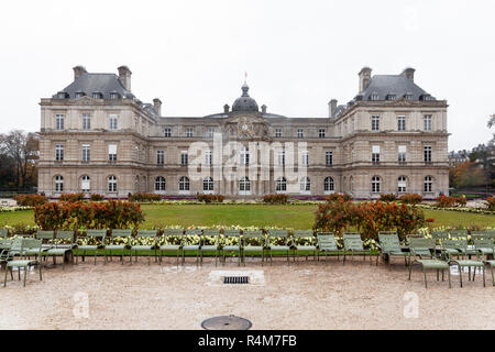 Unter Regen, zu Fuß durch die Straßen von Paris, der Jardin du Luxembourg, Luxemburg Palace, des französischen Senats Stockfoto