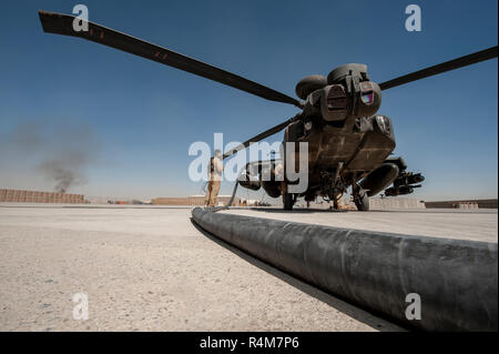 Bastion, Helmand/Afghanistan - ca. 2010: AH 64 Longbow Apache Kampfhubschrauber British Army Air Corp, ​ während des Betriebs Herrick Stockfoto