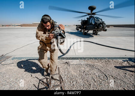 Bastion, Helmand/Afghanistan - ca. 2010: AH 64 Longbow Apache Kampfhubschrauber British Army Air Corp, ​ während des Betriebs Herrick Stockfoto