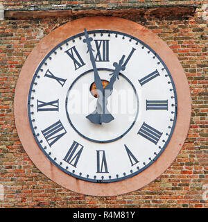 Mittelalterliche Uhr auf einen Turm in der Nähe von Mestre, Venedig, Italien Stockfoto