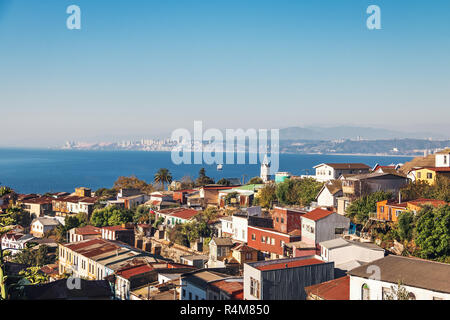 Luftaufnahme von Valparaiso und Las Carmelitas Kirchturm von Mirador Camogli Viewpoint - Valparaiso, Chile Stockfoto