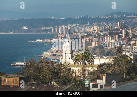 Luftbild Las Carmelitas Kirchturm von Mirador Camogli Viewpoint - Valparaiso, Chile Stockfoto