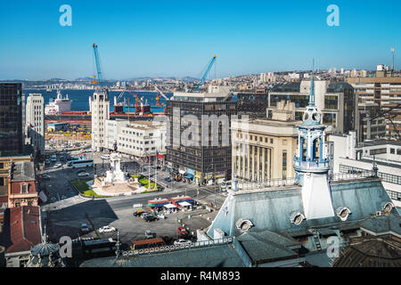 Luftaufnahme von Plaza Sotomayor Square und der chilenischen Marine (Armada de Chile) Gebäude - Valparaiso, Chile Stockfoto