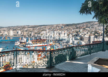 Avenida 21 de Mayo Aussichtspunkt am Cerro Artilleria und Luftaufnahme von Valparaiso Hafen - Valparaiso, Chile Stockfoto