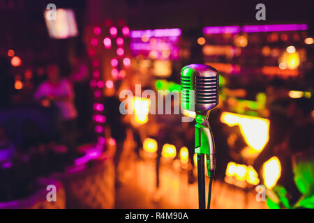 Retro Mikrofon gegen Blur buntes Licht restaurant Hintergrund. Stockfoto