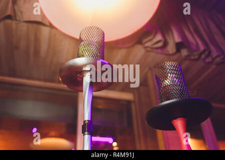 Gruppe von schwarzen Wasserpfeifen Shisha am Abend Stadt Hintergrund, verwischt bokeh Hintergrund. Moderne Wasserpfeife. Stockfoto