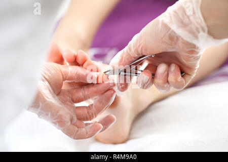 Fußpflege im Beauty Salon. Pediküre Stadien. podologie, schneiden Skins. professionelle Fußpflege im Beauty Salon. Nagel Clipping an den Füßen, Frau auf Pediküre. Stockfoto