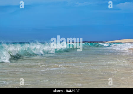 Wellen an den Strand. Insel Sal, Kap Verde Stockfoto