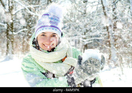 Frau im Winter Schneeball werfen Stockfoto