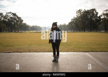 Vom 7. Juli 2017 - Canberra Australien: Junge asiatische Australische Frau vor dem Parlament stellen. Stockfoto