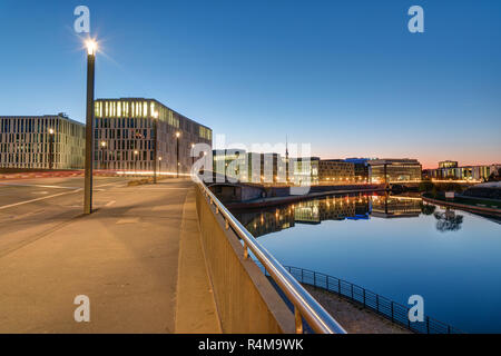 Brücke und Büro Gebäude an der Spree in Berlin am frühen Morgen Stockfoto