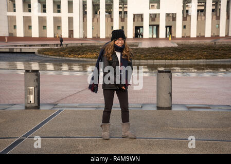 Vom 7. Juli 2017 - Canberra Australien: Junge asiatische Australische Frau vor dem Parlament stellen. Stockfoto