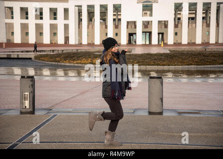 Vom 7. Juli 2017 - Canberra Australien: Junge asiatische Australische Frau vor dem Parlament stellen. Stockfoto