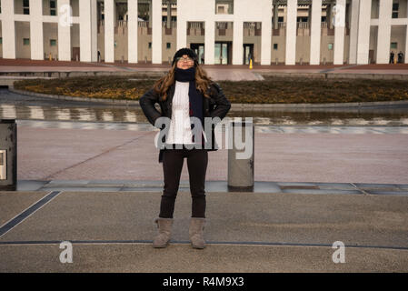 Vom 7. Juli 2017 - Canberra Australien: Junge asiatische Australische Frau vor dem Parlament stellen. Stockfoto