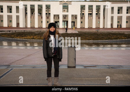 Vom 7. Juli 2017 - Canberra Australien: Junge asiatische Australische Frau vor dem Parlament stellen. Stockfoto