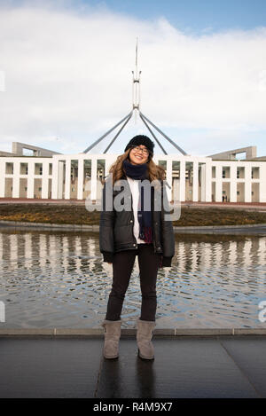 Vom 7. Juli 2017 - Canberra Australien: Junge asiatische Australische Frau vor dem Parlament stellen. Stockfoto