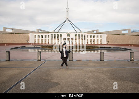 Vom 7. Juli 2017 - Canberra Australien: Junge asiatische Australische Frau vor dem Parlament stellen. Stockfoto