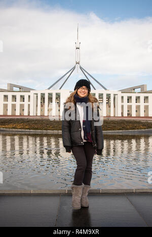 Vom 7. Juli 2017 - Canberra Australien: Junge asiatische Australische Frau vor dem Parlament stellen. Stockfoto