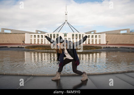 Vom 7. Juli 2017 - Canberra Australien: Junge asiatische Australische Frau vor dem Parlament stellen. Stockfoto