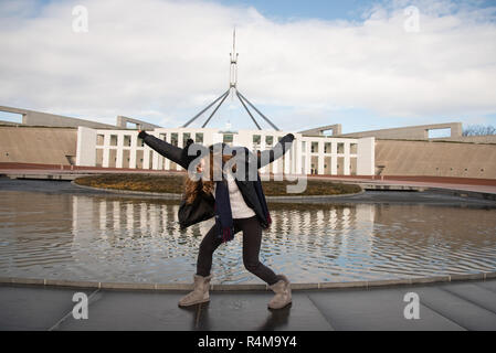 Vom 7. Juli 2017 - Canberra Australien: Junge asiatische Australische Frau vor dem Parlament stellen. Stockfoto