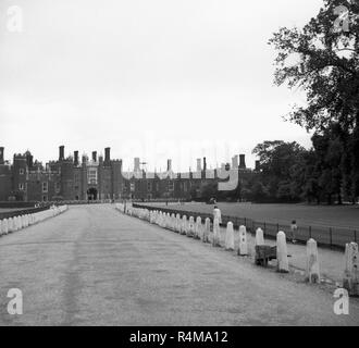 1950er Jahre, Außen von Hampton Court Palace, England, UK, einem königlichen Palast unterstützungspfeiler 1515 für Kardinal Thomas Wolsey und König Heinrich VIII. Stockfoto