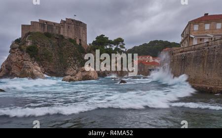 Fort Lovrijenac in Dubrovnic als vom Strand an einem stürmischen Tag gesehen, mit Wellenrauschen und dunkle Wolken. Stockfoto