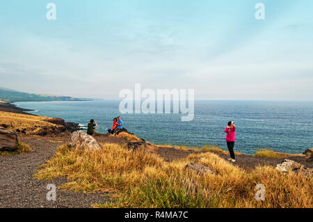 Die Besucher nehmen selfies und andere Fotos auf der schroffen South Shore, Maui, Hawaii, USA Stockfoto