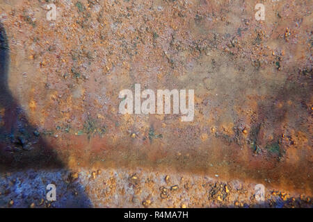 Zink, in der Nähe der Wand oder Zaun aus verzinktem Eisen rostig Metall. Einfache alte Vintage grunge Textur. Schmutzig rauh Hintergrund. Ansicht von oben, flach, Co Stockfoto