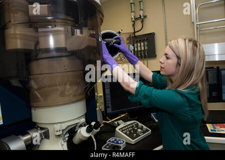 Postdoc Michele Conroy verwendet eine kalte Field Emission Scanning Transmission (Stammzellen) und Transmissionselektronenmikroskop (TEM), die für die Mikrostruktur und Chemische atomarer Auflösung Analyse der strukturellen und Kernmaterial verwendet wird. Stockfoto