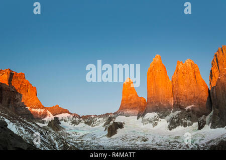 Sonnenaufgang über drei Granit Türme, einer der Höhepunkt des weltberühmten W Trek, Torres del Paine Nationalpark, Chile Stockfoto