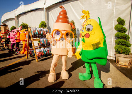 Animierte Eistüten, Maiskörner, Süßigkeiten und eine orange Kandidaten begrüßen zu einem County Fair 5 K'Fun Run' in Costa Mesa, CA. Hinweis Medaillons für Gewinner im Hintergrund. Stockfoto