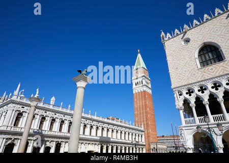 Saint Mark Bell Tower, nationalen Marciana Bibliothek und Dogenpalast Weitwinkelaufnahme, Clear blue sky in Venedig, Italien Stockfoto
